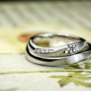 ユリの花のモチーフを結婚指輪にデザインしたオリジナルオーダー_