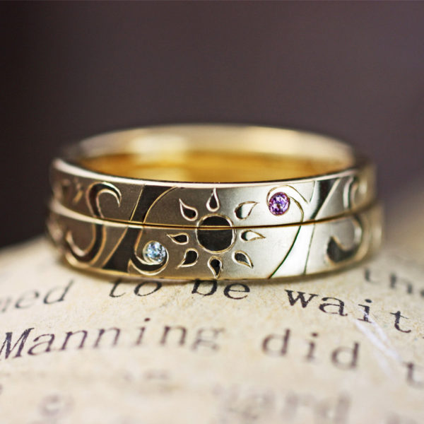 ゴールドの結婚指輪で作った太陽とイニシャルマークのオーダーリング