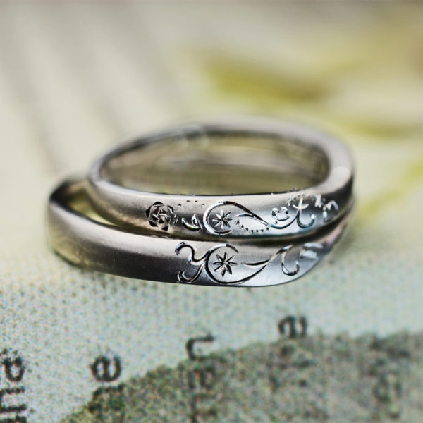 ２本重ねてイニシャルＴとＹのハートを作るオーダーメイドの結婚指輪