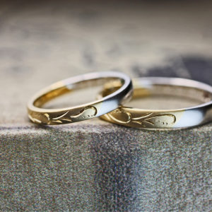 ゴールドの模様とプラチナがハーフで繋がったオーダーメイド結婚指輪