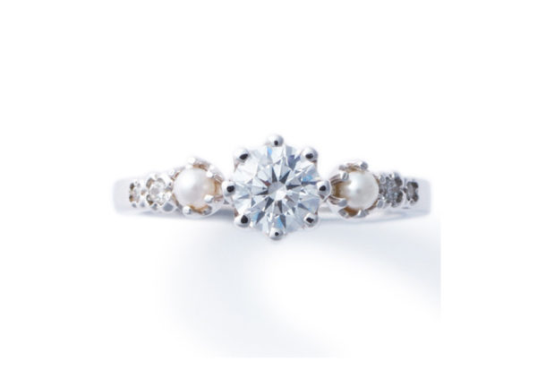 パールとダイヤモンドの婚約指輪