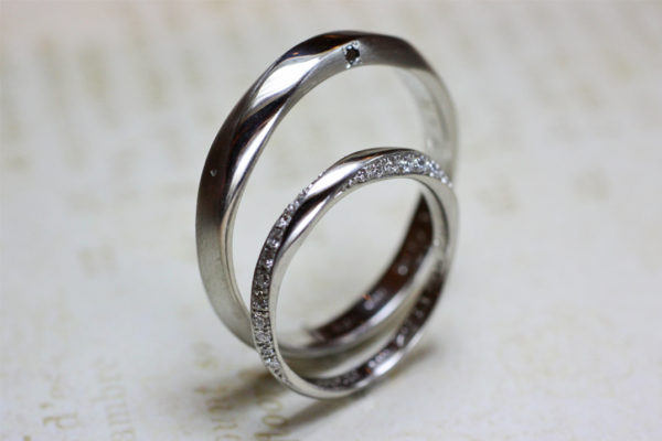 ダイヤがメビウスの様に取り巻くオーダーメイドの結婚指輪