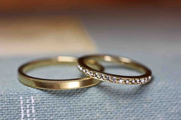 ダイヤをリング一周に留めたオーダーメイドの結婚指輪
