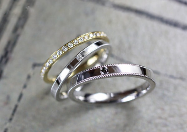 ゴールドエタニティと結婚指輪を重ねるセットデザイン   