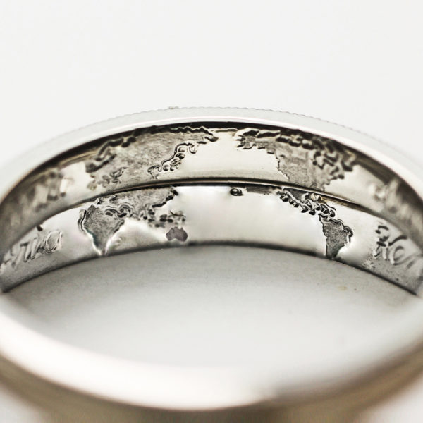 結婚指輪を重ねた内側に世界地図を描いたオーダーメイドリング
