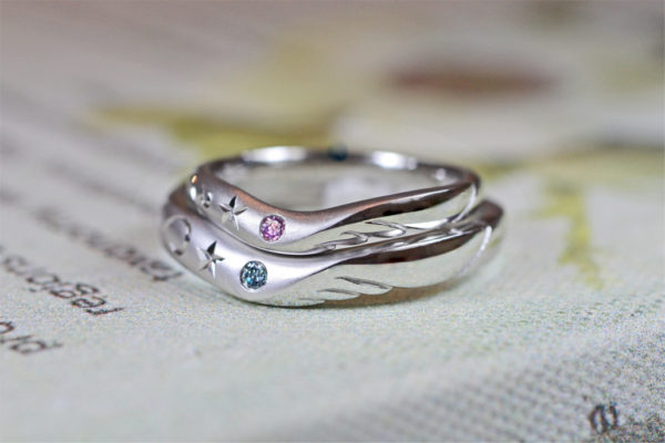 ピンクとブルーの天使のカップルを結婚指輪に