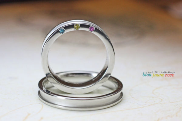 3色のカラーダイヤを結婚指輪の横にオーダーメイド