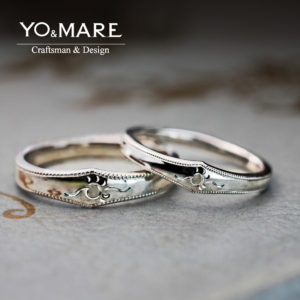 太陽と海のマークの結婚指輪をオーダーしたハワイ挙式のカップル