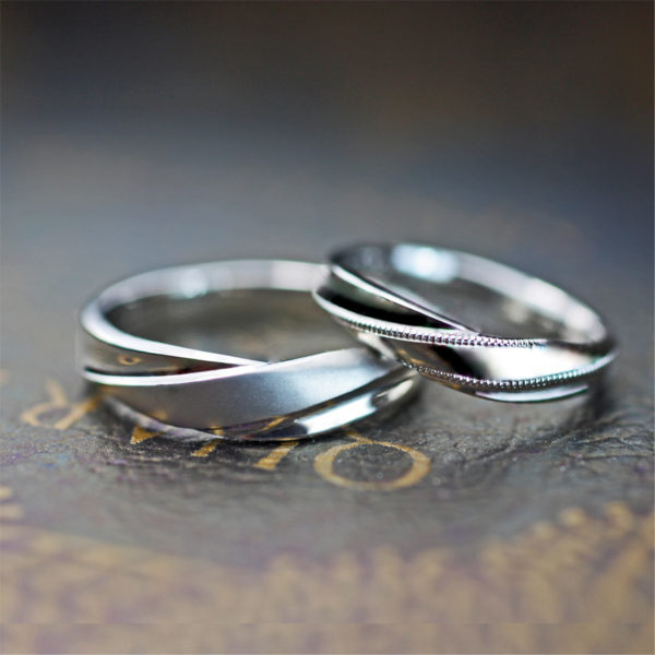 Vラインにひねりを加えたデザインのた婚指輪をオーダーメイドで。