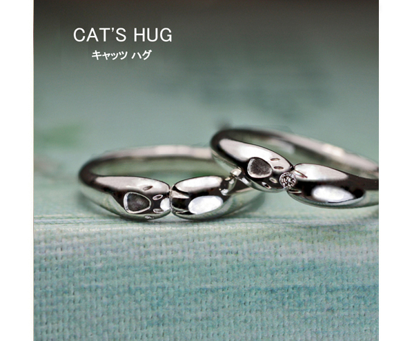 ネコの手でハグしている結婚指輪を遠方よりリモートでオーダーメイド