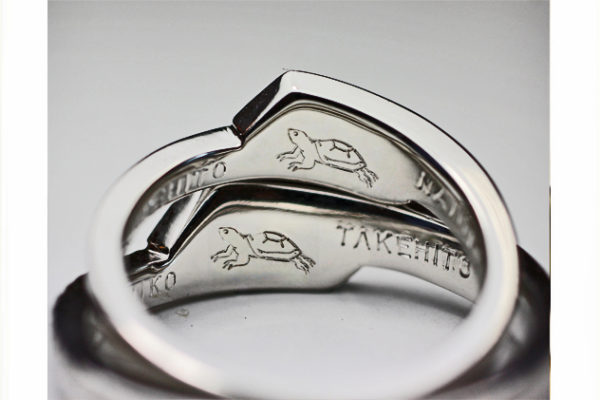結婚指輪の内側に飼っているカメの模様をいれる