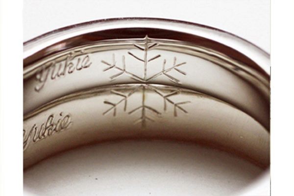 結婚指輪を重ねて雪の結晶模様をつくる