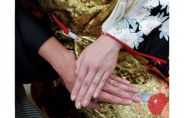オーダーした結婚指輪をして赤坂の日枝神社で結婚式を行いました。