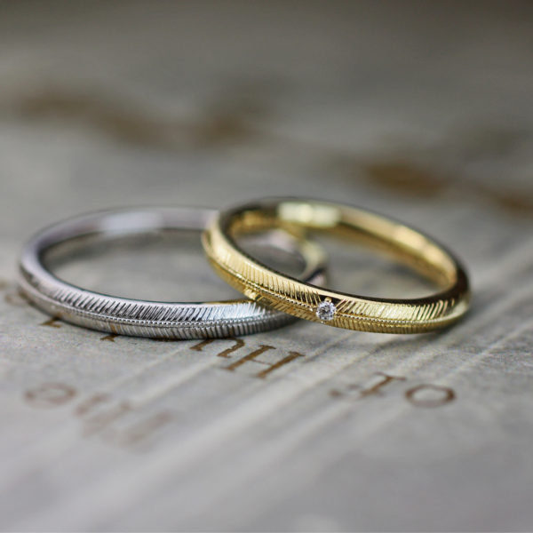 ミモザの模様を入れた細いゴールドとプラチナのオーダー結婚指輪