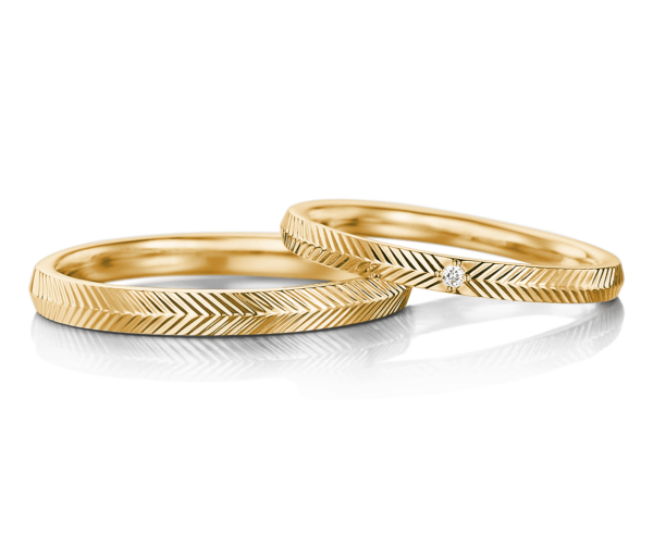 リング一周に機械で線を入れたゴールドの結婚指輪