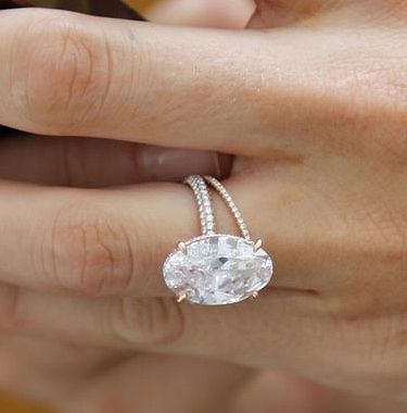 オーバルカットのダイヤを使ったシンプルな婚約指輪