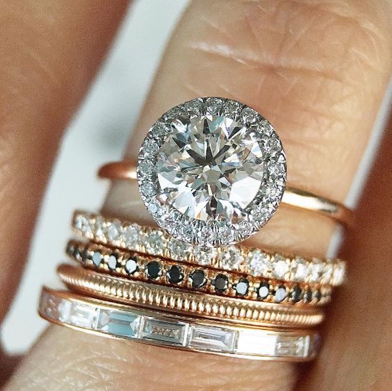 他のリングとのセットデザインを考えた婚約指輪