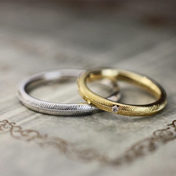 ミモザの模様を入れた細いゴールドとプラチナのオーダー結婚指輪