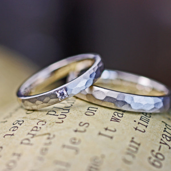 ツチメのデザインにつや消しマットを施したオーダーメイドの結婚指輪