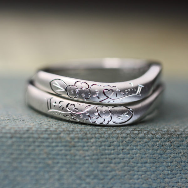 花と天使の羽がウェーブした結婚指輪にデザインされたオーダー作品