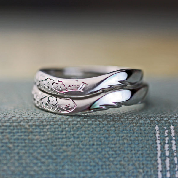 花と天使の羽がウェーブした結婚指輪にデザインされたオーダー作品