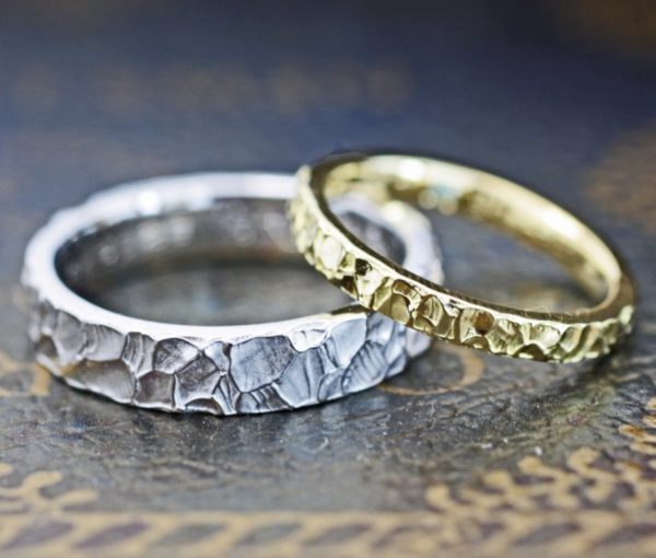 クロコ風テクスチャーで仕上げたゴールドとプラチ ナのオーダーメイド結婚指輪