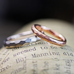 ピンクゴールドの結婚指輪を氷の表面の様にデザインしたオーダー作品