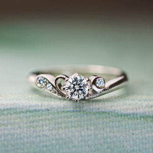 ブルーダイヤモンドの月が添えられたプラチナの婚約指輪オーダー作品