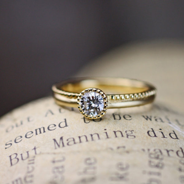 ミルグレインをゴールドの婚約指輪に入れたオーダーデザインの作品