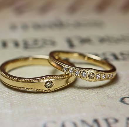 アンティークデザインのゴールド結婚指輪にブラウンダイヤを留めたオーダー作品 ＞　
