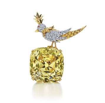 1960年代には、ダイヤモンドの上に小鳥がとまったデザインにて展示されていました。