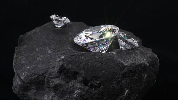 ダイヤモンドは炭素単体の元素から出来上がった鉱物