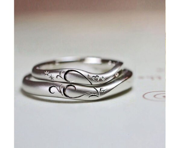 ふたりのリングを重ねてハートを模様をつくる結婚指輪コレクション 