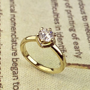 モアサナイトの婚約指輪をゴールドでオーダーデザインしたオリジナル