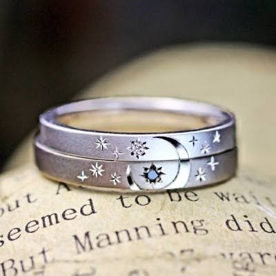 月と星の世界をふたりの結婚指輪にデザインした15のオーダ