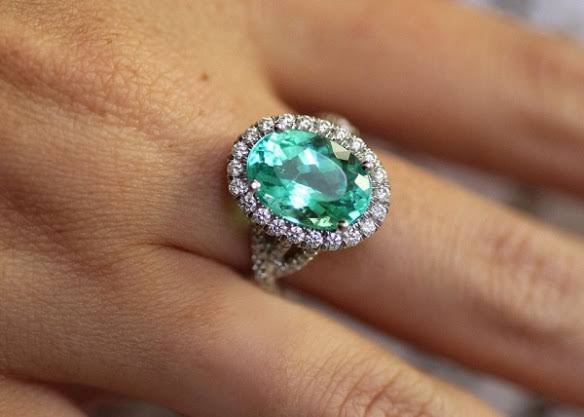 ダイヤモンド以外の石で婚約指輪が欲しかった場合の解決方法