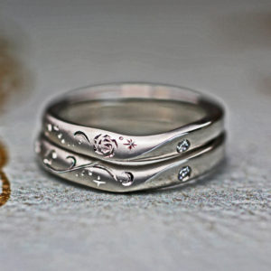 結婚指輪を重ねて月と星とバラの模様を描いたオーダーメイド作品