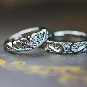【ティアラの結婚指輪】にピンク＆ブルーサファイアをデザインしたオーダーメイド作品