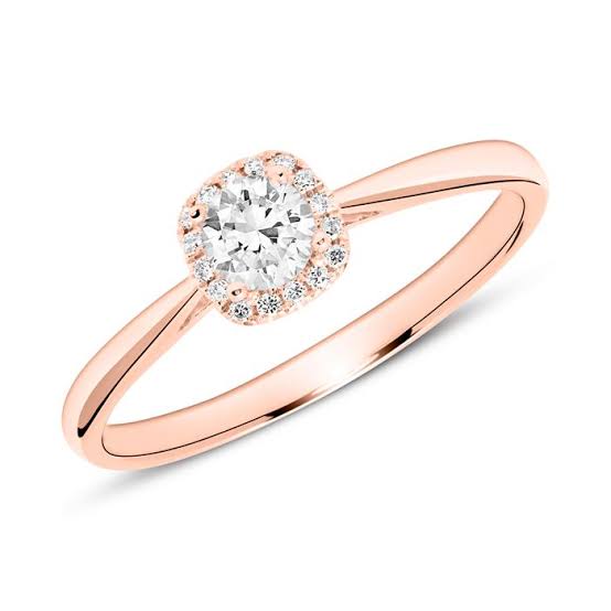 何の金属で婚約指輪をオーダーするか