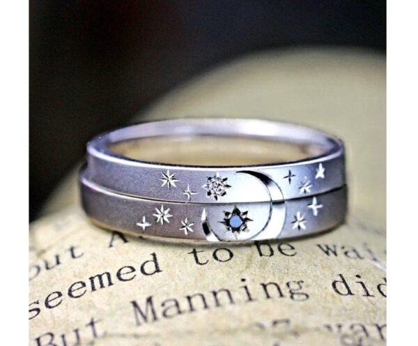 ■ 結婚指輪を重ねて月の模様をつくるプラチナのオーダーメイド作品 ＞