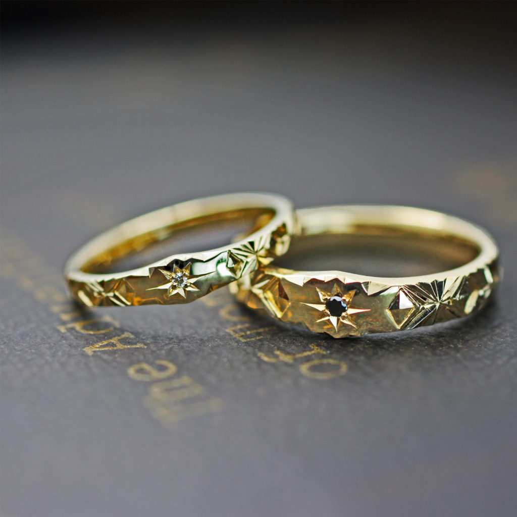 ゴールドのビンテージな結婚指輪にピラミデ柄を合わせたオーダー作品