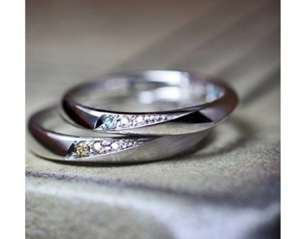 リングの横にアイスブルー＆ブラウンダイヤモンドを入れた結婚指輪オーダー作品