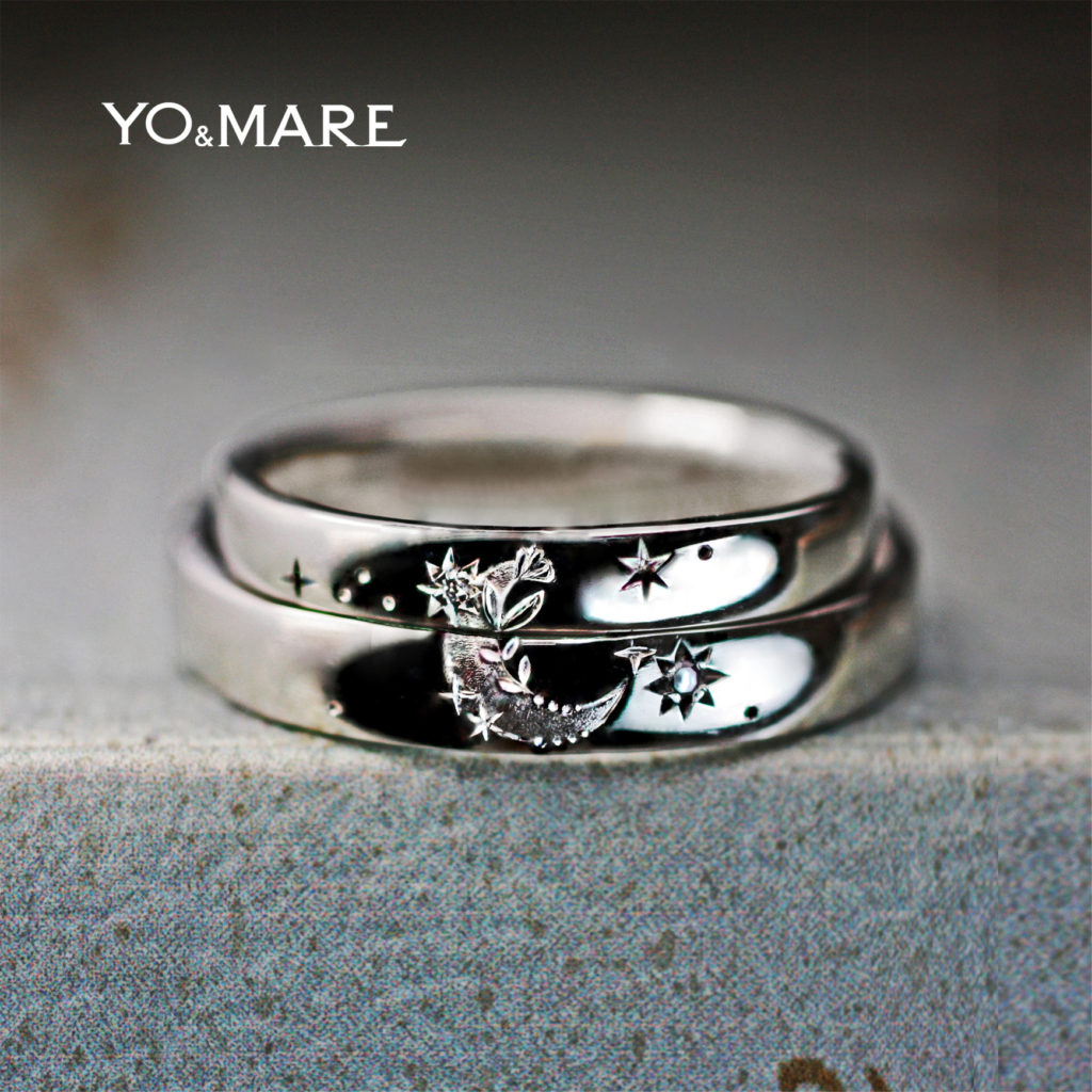 2本重ねて月とサクラ草で飾られた模様をつくる結婚指輪オーダー作品