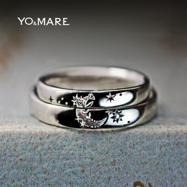 【月の模様の結婚指輪】2本重ねて月とサクラ草の模様を描いた結婚指輪オーダー作品