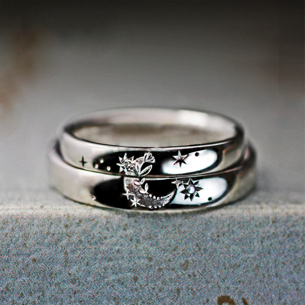 2本重ねて月とオリーブで飾られた模様をつくる結婚指輪オーダー作品