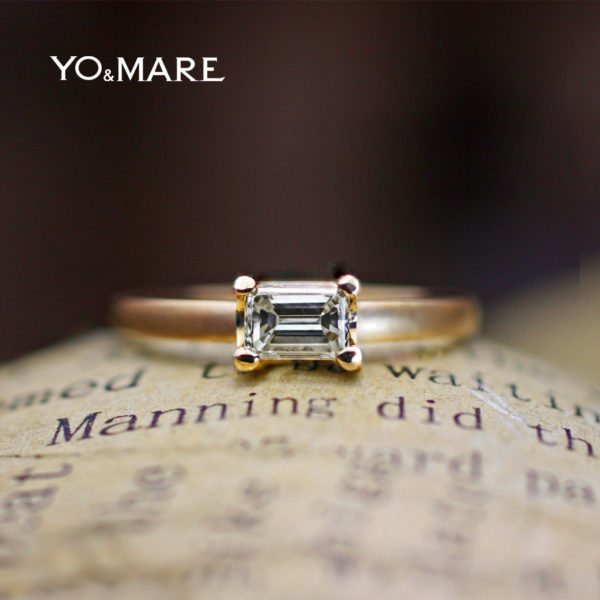 【四角いエメラルドカット】のダイヤをセットしたマットゴールドの婚約指輪