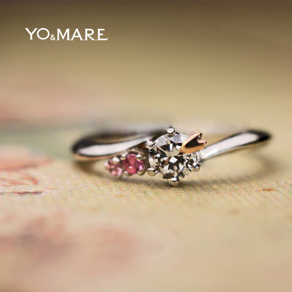 ダイヤモンドにピンクゴールドのサクラが寄り添う婚約指輪オーダー