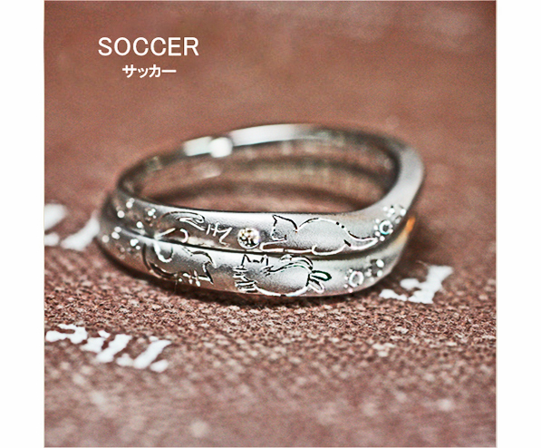 サッカーをするネコのカップルの結婚指輪