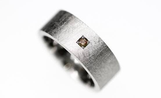 男性結婚指輪におすすめなコニャックカラーのブラウンダイヤモンド