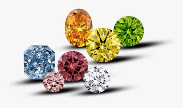 【宝石鑑定士が教える】5色のカラーダイヤを結婚指輪にこう使う！